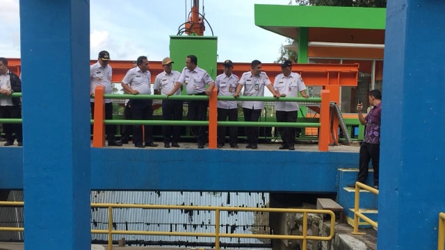 Gubernur DKI Jakarta Anies Baswedan meninjau Kali Item. (Foto: Moh Fajri/kumparan)