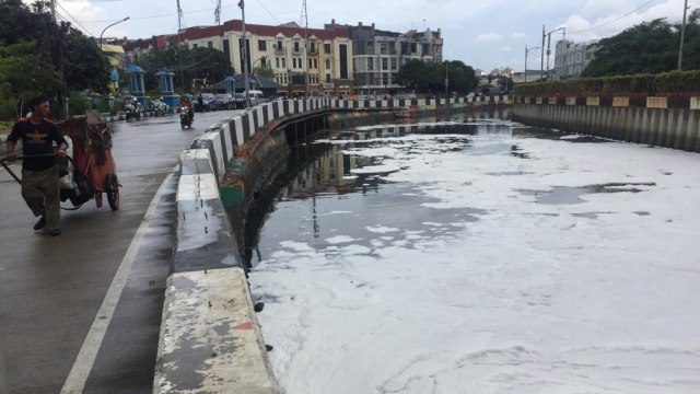 Busa di Kali Sentiong alias Kali Item, Rabu (2/1). (Foto: Fachrul Irwinsyah/kumparan)