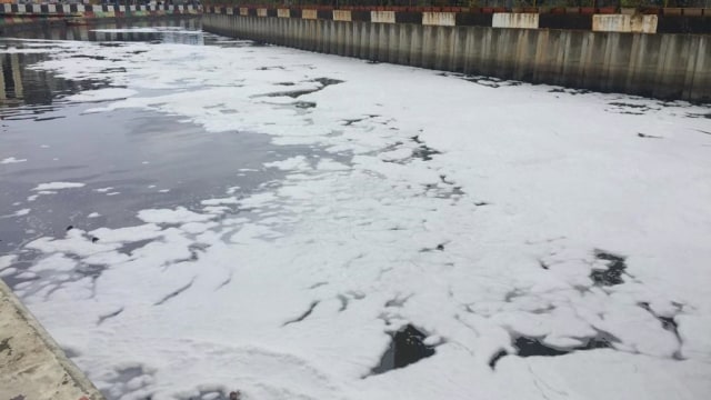 Busa di Kali Sentiong alias Kali Item, Rabu (2/1). (Foto: Fachrul Irwinsyah/kumparan)