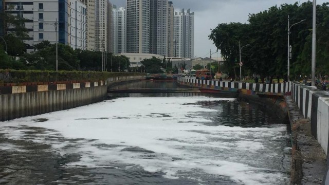 Busa di Kali Sentiong alias Kali Item, Rabu (2/1). (Foto: Fachrul Irwinsyah/kumparan)