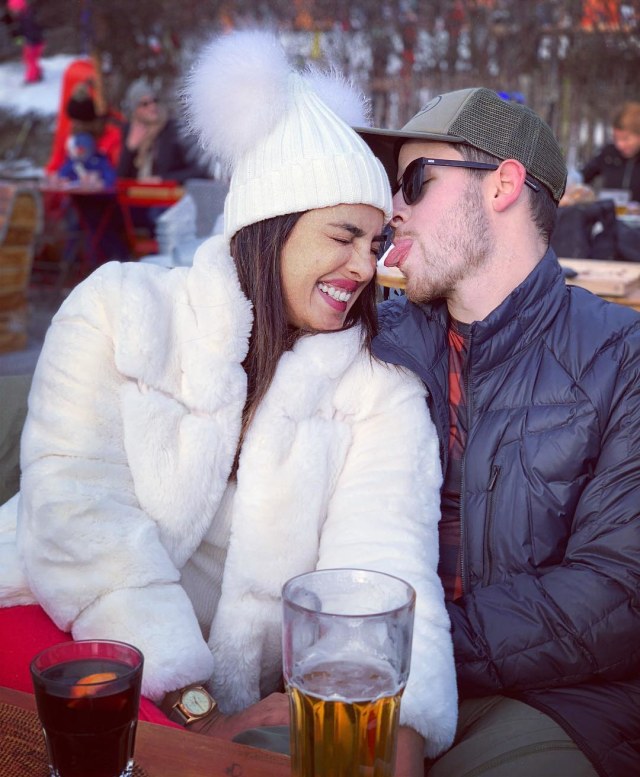 Priyanka dan Nick bercanda di tengah liburan mereka bersama keluarga di akhir tahun (Foto: Instagram/Priyanka Chopra Jonas)