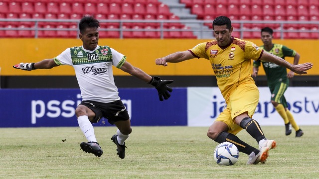 Esteban Vizcarra berupaya mengelabui kiper Persimura dalam babak 64 besar Piala Indonesia. (Foto: Antara/Nova Wahyudi)