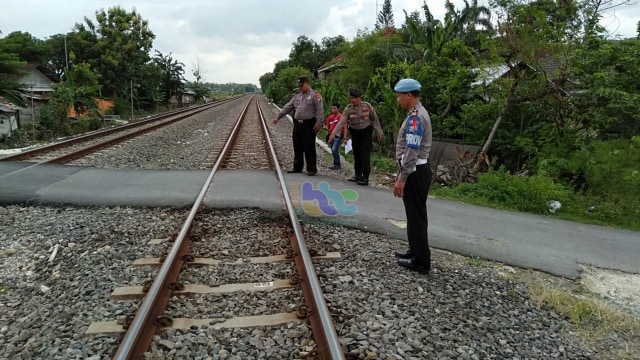 Motor Warga Sumberrejo Bojonegoro Diserempet Kereta Api di Perlintasan Tanpa Palang Pintu (2)
