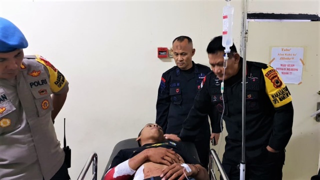 Korban dari penyerangan terhadap anggota Brimob yang di bawa ke rumah sakit. (Foto: Dok. Istimewa)