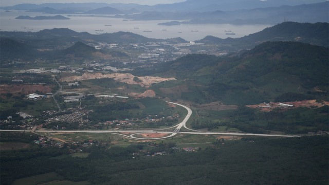 Ruas tol Trans Sumatera terlihat dari udara di Lampung, Rabu (2/1/2019). (Foto: ANTARA/Wahyu Putro A)
