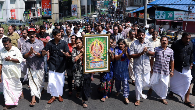 Warga India protes usai masuknya dua perempuan di Kuil Sabiramala. (Foto: AFP)