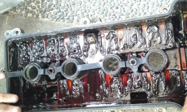 Blok mesin Toyota Avanza yang dibongkar terdapat endapan oli karena jarang diganti (Foto: dok. Instagram/Achmad_Subechi)