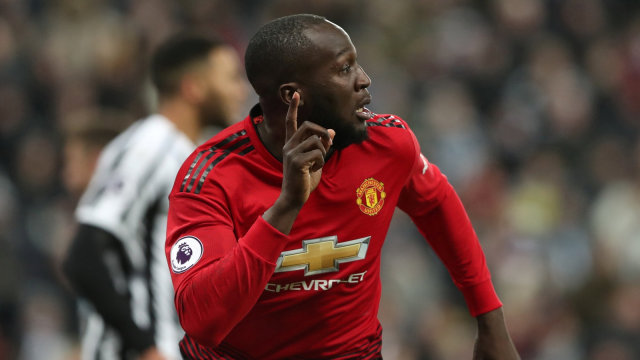 Romelu Lukaku merayakan golnya dalam pertandingan Newcastle United vs Manchester United. Foto: Lee Smith/Reuters