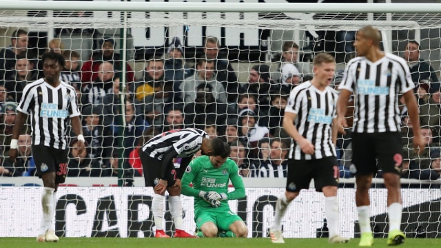 Kiper Newcasatle United, Martin Dubravka, meratapi blundernya yang berujung gol untuk Manchester United. (Foto: Lee Smith/Reuters)