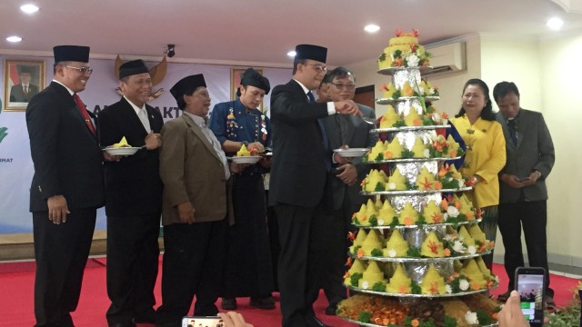 Gubernur DKI Jakarta Anies Baswedan memotong tumpeng setelah upacara Hari Amal Bakti di Kantor Kemenag Jakarta Timur. (Foto: Moh Fajri/kumparan)