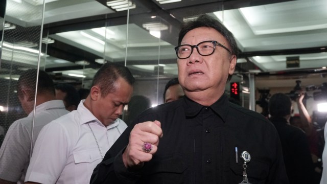 Menteri Dalam Negeri, Tjahjo Kumolo saat melapor ke Bareskrim Polri. (Foto: Iqbal Firdaus/kumparan)