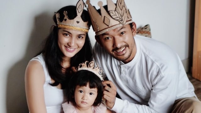 Atiqah Hasiholan dan Rio Dewanto. (Foto: Instagram @atiqahhasiholan)