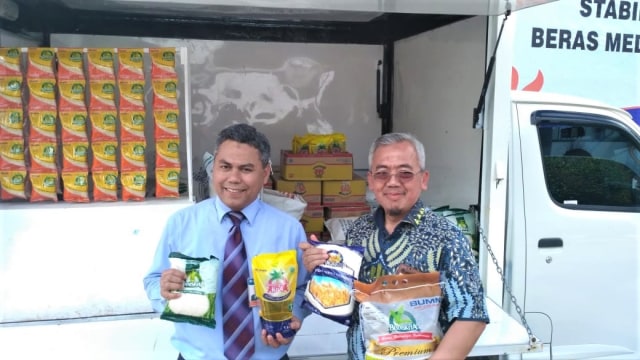 Pelepasan beras OP-CBP secara simbolis di kantor Perum BULOG Divisi Regional Aceh, Kamis (3/1). (Foto: Zuhri Noviandi/kumparan)