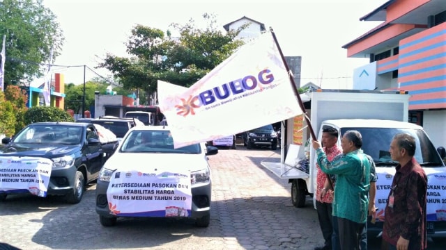 Pelepasan beras OP-CBP secara simbolis di kantor Perum BULOG Divisi Regional Aceh, Kamis (3/1). (Foto: Zuhri Noviandi/kumparan)