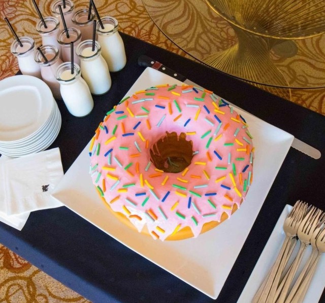 Donat raksasa (Foto: Instagram JW Marriott Desert Springs)