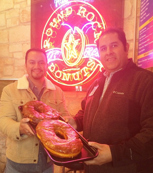 Donat raksasa (Foto: Instagram @roundrockdonuts)