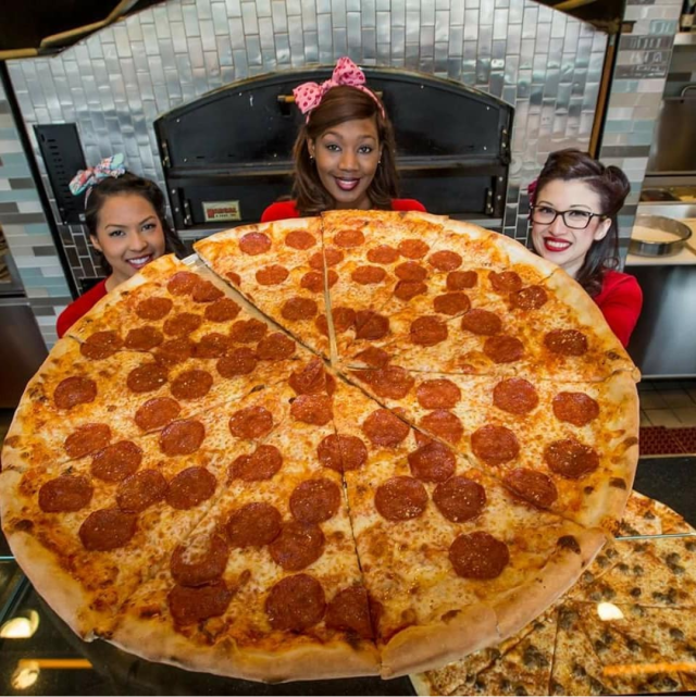 Pizza raksasa (Foto: Instagram @the_foodie_dudey)
