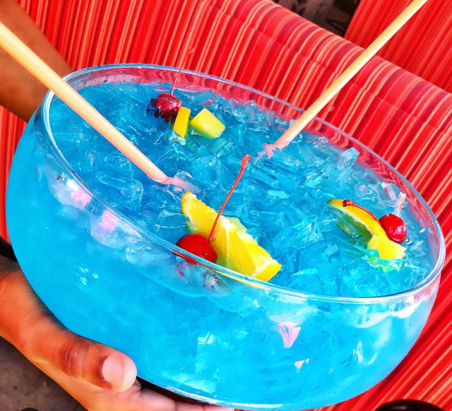 Cocktail raksasa (Foto: Instagram @pbrrockbar)