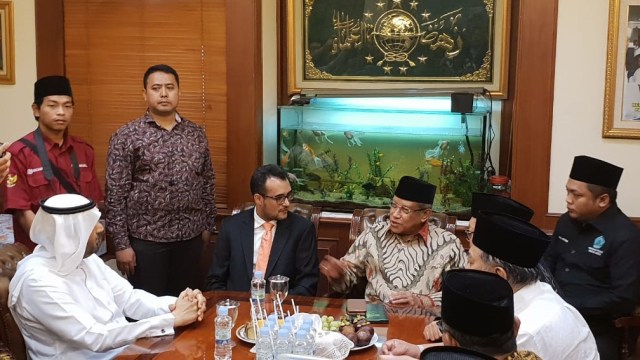 Plt Dubes Arab Saudi Yahya (kiri) dan Ketua Umum PBNU Said Aqil Siroj (kedua kanan). (Foto: Fadjar Hadi/kumparan)
