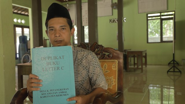 Muhlisin Kepala Desa Kaibonpetangkuran, Kecamatan Ambal, Kebumen. (Foto: Ardhana Pragota/kumparan)