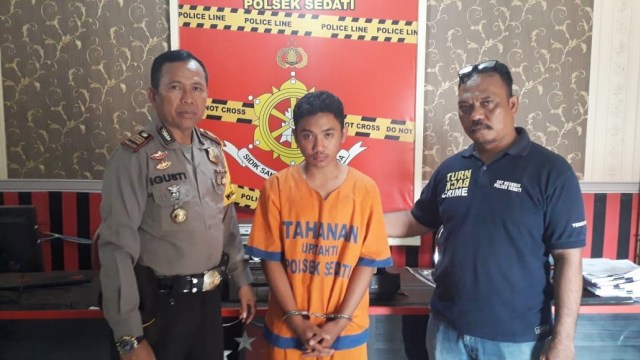 Satreskrim Polresta Sidoarjo menunjukan tersangka pengubur bayi di Sidoarjo. (Foto: Nuryatin Phaksy Sukowati /kumparan)