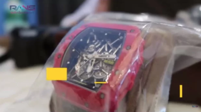 11 Jam Tangan yang Dipamerkan Raffi Ahmad Harganya Puluhan Miliar, Punya Raffi Bukan? (1)