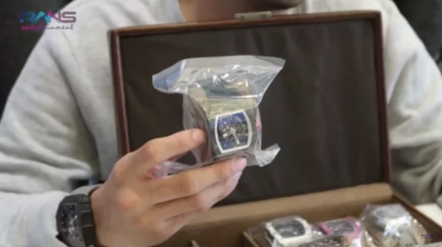 11 Jam Tangan yang Dipamerkan Raffi Ahmad Harganya Puluhan Miliar, Punya Raffi Bukan? (7)