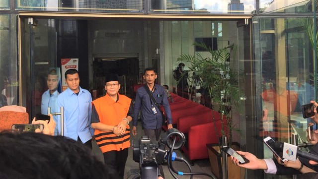 Wakil Ketua DPR, Taufik Kurniawan mengenakan borgol di gedung KPK. (Foto: Lutfan Darmawan/kumparan)