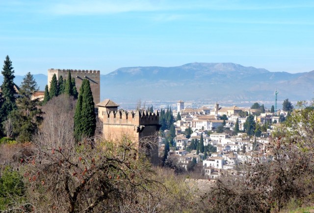 Pemandangan Granada dari atas Istana Alhambra. (Foto: Flickr/TB Ringland)
