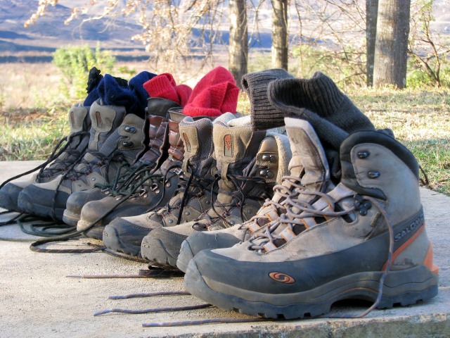 Sinar matahari yang berlebih dapat merusak material sepatu gunung (Foto: Pixabay)