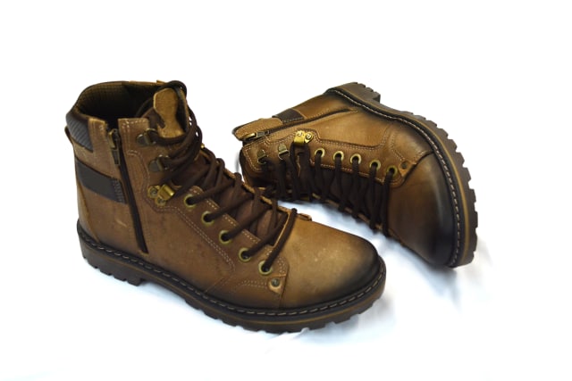 Simpanlah sepatu gunung di tempat yang kering agar tidak mudah jamuran (Foto: Pixabay)