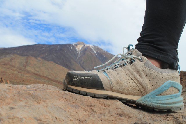 Gunakanlah alat yang tepat saat membersihkan dan merawat sepatu gunung (Foto: Pixabay)