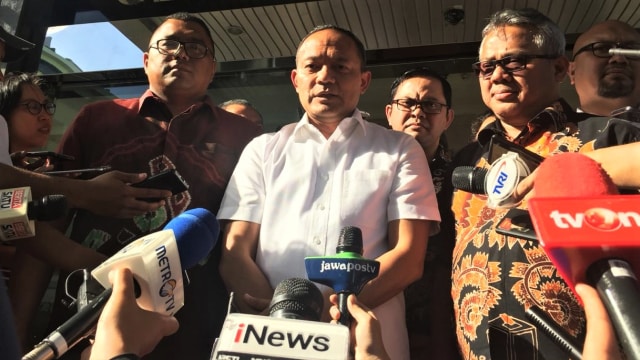 Komisi Pemilihan Umum (KPU) laporkan isu tujuh kontainer surat suara dicoblos ke Bareskrim Polri. (Foto: Darin Atiandina/kumparan)