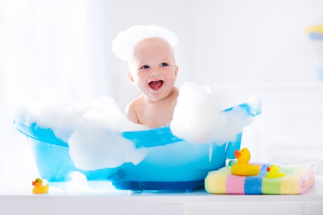 com-Memandikan bayi (Foto: Shutterstock)