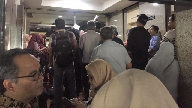 Calon Jemaah Umroh Saat Menunggu Pengurusan Biometrik di Lantai 1, Pasar Raya Blok M, Jakarta. (Foto: Abdul Latif/Kumparan)