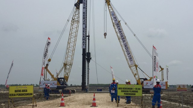 Simbolisasi pemasangan perdana EPC GPF proyek pengembangan lapangan gas unitisasi Jambaran Tiung Biru (JTB) di Bojonegoro, Jawa Timur. (Foto: Nurul Nur Azizah/kumparan)