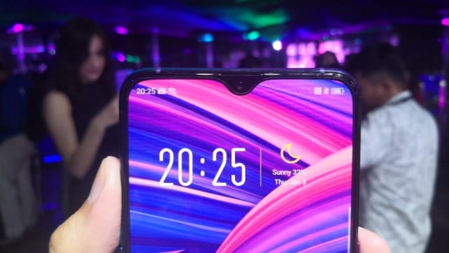 Kamera depan Oppo R17 Pro. (Foto: Bianda Ludwianto/kumparan)