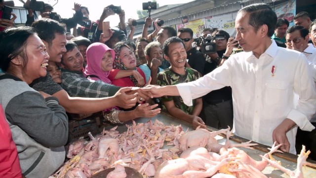 Presiden Joko Widodo menyapa pengunjung dan pedagang di Pasar Grosir Ngemplak di Desa Botoran, Kabupaten Tulungagung, Jawa Timur. (Foto: Biro Pers Sekretariat Presiden/Muchlis Jr)