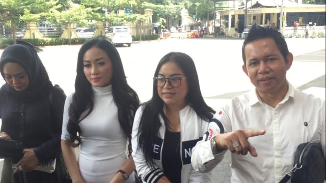 Ratna Pandita (kedua kiri) dan Anisa Bahar (kedua kanan) di Polres Jakarta Selatan. (Foto:  Ainul Qalbi/kumparan)
