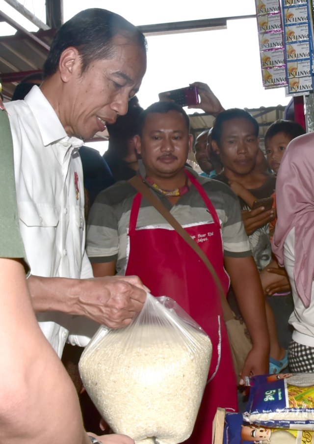 Presiden Joko Widodo menyambangi kios pedagang beras di Pasar Grosir Ngemplak di Desa Botoran, Kabupaten Tulungagung, Jawa Timur. (Foto: Biro Pers Sekretariat Presiden/Muchlis Jr)
