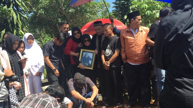 Suasana proses pemakaman aktor senior Torro Margens (Foto: Giovanni/kumparan)