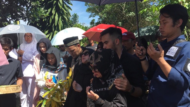 Keluarga di pemakaman Torro Margens. (Foto: Giovanni/kumparan)