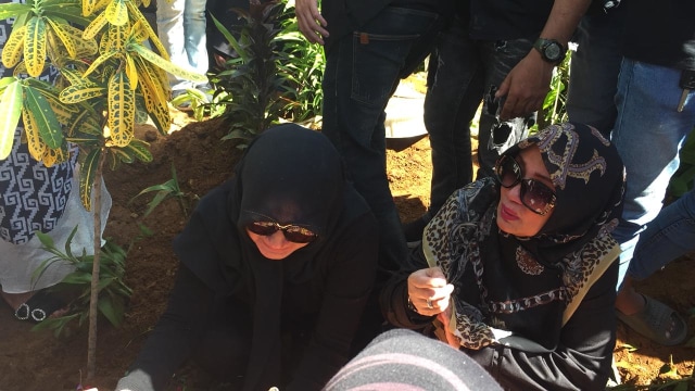 Suasana prosesi pemakaman aktor senior Torro Margens di TPU Ciandam Sukabumi (Foto: Giovanni/kumparan)