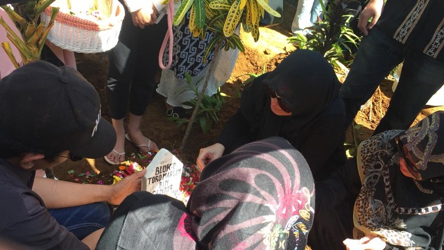 Suasana prosesi pemakaman aktor senior Torro Margens di TPU Ciandam Sukabumi (Foto: Giovanni/kumparan)