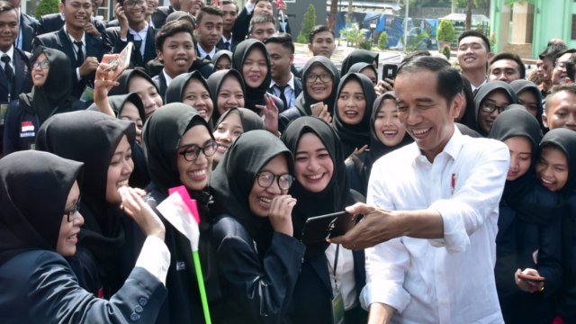 Presiden Jokowi berfoto bersama saat resmikan rusun untuk mahasiswa di Tulungagung, Jawa Timur. (Foto: Dok. Biro Pers Sekretariat Presiden)