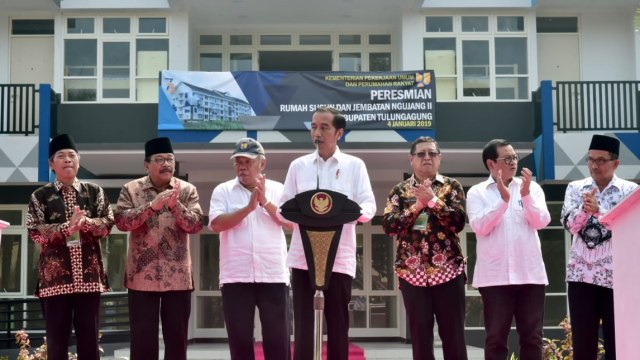 Presiden Jokowi (tengah)  meresmikan rusun untuk mahasiswa di Tulungagung, Jawa Timur. (Foto: Dok. Biro Pers Sekretariat Presiden)