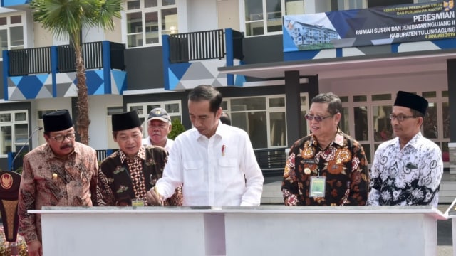 Presiden Jokowi meresmikan rusun untuk mahasiswa di Tulungagung, Jawa Timur. (Foto: Dok. Biro Pers Sekretariat Presiden)