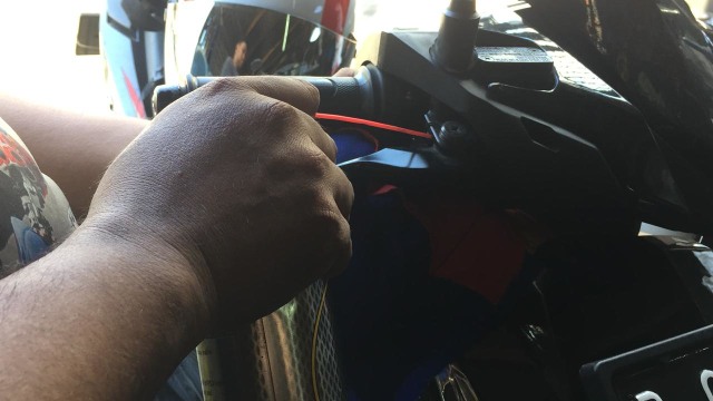 Bersihkan sistem pengereman dengan cairan pembersih (Foto: Aditya Pratama Niagara/kumparanOTO)