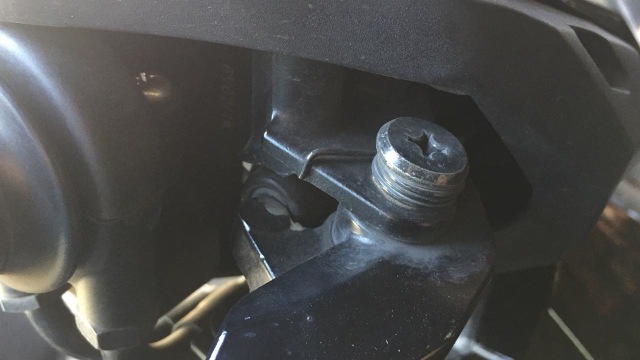 Bersihkan sistem pengereman dengan cairan pembersih (Foto: Aditya Pratama Niagara/kumparanOTO)