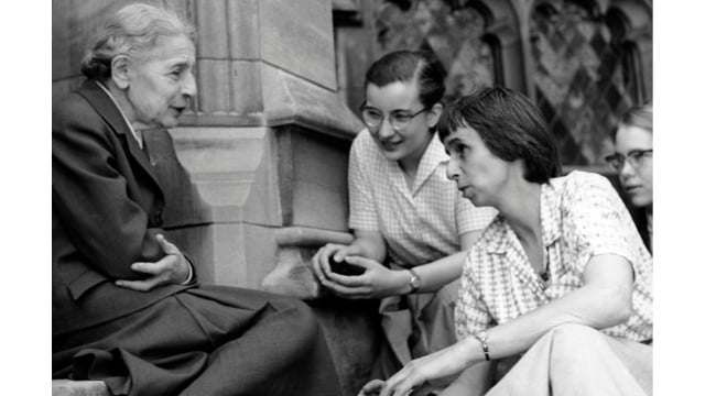 Lise Meitner, ilmuwan nuklir Jerman bersama murid-muridnya. Foto: Dok: Wikimedia Commons (Nuclear Regulatory Commission)